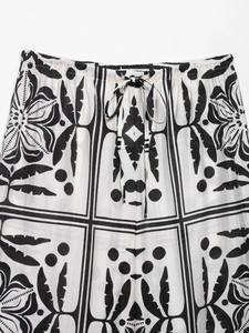 Détail de la taille élastique à cordon et imprimé ethnique noir et blanc sur le pantalon