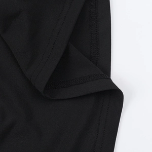 Vue détaillée de la couture à double aiguille sur le tissu en maille noire de la robe