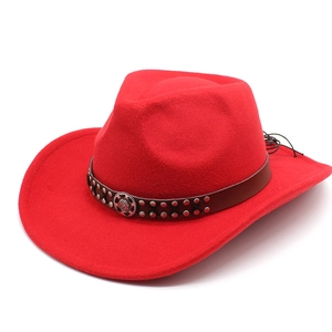 Detail eines roten Western-Cowboyhuts mit nietenbesetztem Lederband und Metallschnalle