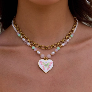 Collier multicouche en acier doré 18k avec perles et pendentif cœur motif papillon