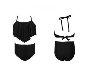 Détail du bikini noir pour fille avec doubles volants et coupe de culotte à taille haute