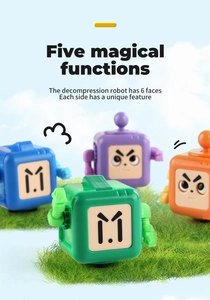 Dettaglio di robot fidget colorati che mostrano cinque funzioni magiche su erba