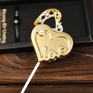 Candela a cuore dorata opaca con perla e supporto bianco elegante per dolci