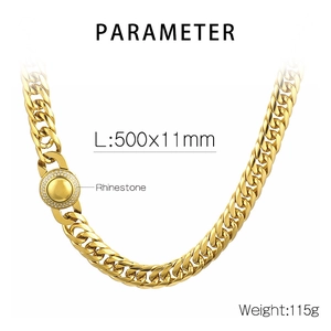 Detail of gold Cuban chain necklace with dimensions L:500x11mm and rhinestone buckle