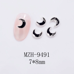 Detail of moon-shaped nail charms with black enamel and silver texture, size 7x8mm