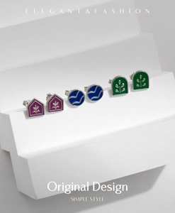 Détail de boucles d'oreilles en argent S925 avec motifs floraux en émail violet bleu et vert