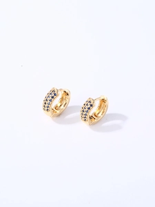 Vue détaillée des boucles d'oreilles rondes dorées avec trois rangées de zircons bleus