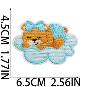 Patch ricamata orsetto con fiocco blu che dorme su nuvola per abbigliamento bimbi