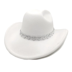 Chapeau de cow-boy en laine blanche avec chaîne en métal argenté en forme de cœur