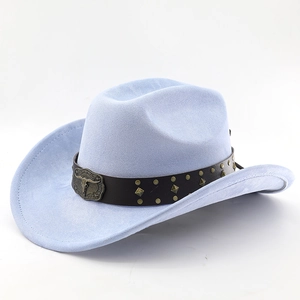 Detail eines hellblauen Cowboyhuts aus Wildleder mit Stierschädel-Emblem und Nieten-Lederband