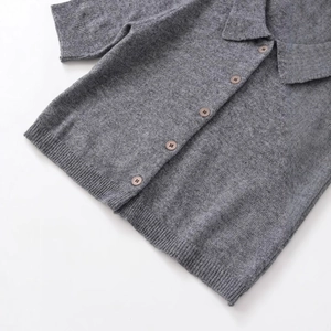 Cardigan polo da donna in maglia grigio scuro a maniche corte con bottoni marroni