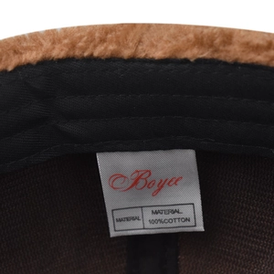 Dettaglio della fodera in cotone e dell'etichetta Boyee su un cappellino da baseball felpato