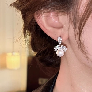 Boucles d'oreilles élégantes en perles argentées avec zircon pour un style vintage