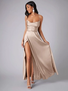 Détail d'une robe de soirée en satin champagne avec bretelles fines et fente haute