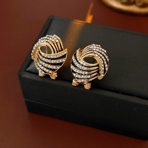 Détail de boucles d'oreilles vintage avec diamants et finition en émail noir élégant