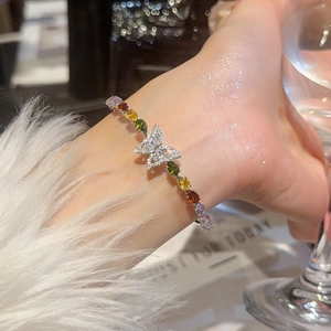 Dettaglio del bracciale a farfalla con zirconi e gemme multicolori dal design elegante