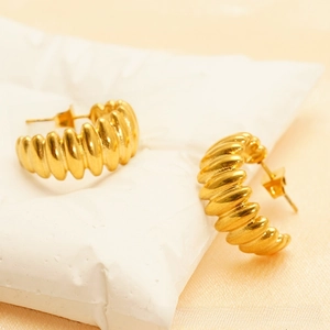 Detail of 18K gold plated titanium steel hoop earrings with ribbed texture design