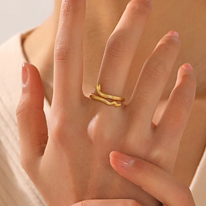 Adjustable snake-shaped stainless steel ring in 18K gold plating with textured scales