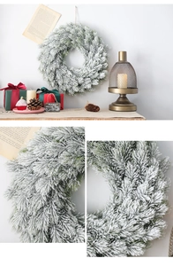 Détail d'une couronne de Noël nordique avec aiguilles de pin enneigées et décorations