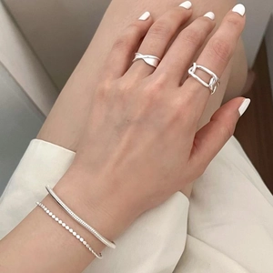 Minimalist 925 sterling silver jewelry set featuring layered snake bone bracelets and rings