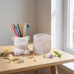 Moule en silicone ours avec motif cœur pour porte-stylos et pots à fleurs sur table en bois