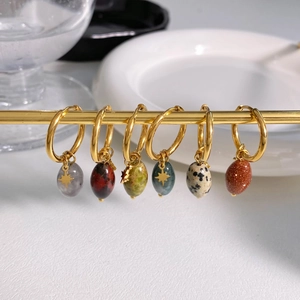 Lot de 6 créoles vintage dorées avec pendentifs en pierre naturelle ovale colorée