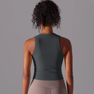 Détail du débardeur de sport gris foncé avec coutures au dos et coupe ajustée féminine