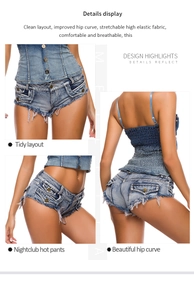 Dettaglio degli hot pants in denim blu con tessuto elastico e orlo con frange