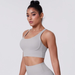Dettaglio del set yoga a vita alta con reggiseno sportivo con dorso a vogatore
