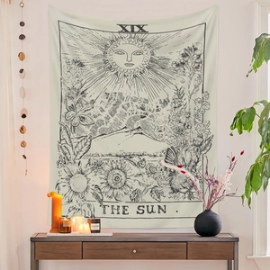 Detailansicht eines Tarot-Wandteppichs mit dem Sonnen-Motiv in einem Boho-Wohnambiente