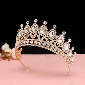 Dettaglio di una corona da sposa dorata con cristalli bianchi e strass a goccia