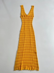 Nahaufnahme der Strickstruktur dieses gelb-orange gestreiften Midikleides mit V-Ausschnitt