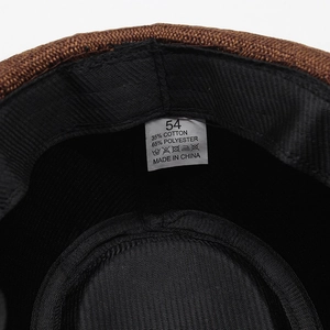 Détail intérieur du chapeau fedora montrant l'étiquette taille 54 et le mélange de coton