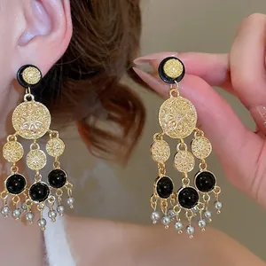 Boucles d'oreilles vintage en métal doré avec gemmes noires et glands de perles