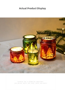Gros plan de photophores de Noël en verre rouge et vert avec motifs festifs de rennes