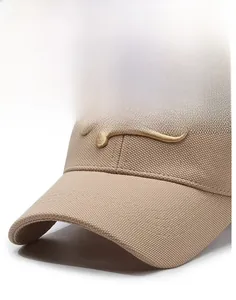 Detail der khakifarbenen Baseballkappe mit goldener 3D-Stickerei und gebogenem Schirm
