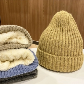 Dettaglio di cappelli in maglia spessa con fodera in calda ecopelliccia colorata