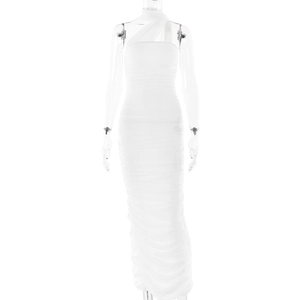 Vue détaillée d'une robe longue blanche moulante à dos nu avec textures plissées