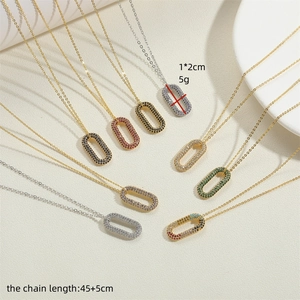 Colliers avec pendentifs ovales en zircon coloré, disponibles en plusieurs finitions