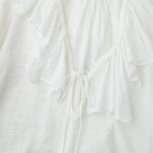 Elegante camicetta bianca con scollo a V, balze e design in tessuto plissettato