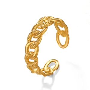 Polished 18K gold plated stainless steel Cuban link chain ring with hammered texture