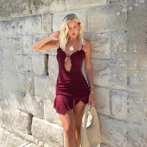 Mini abito bordeaux sexy allacciato al collo con volant e ritagli per vacanze estive