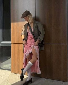 Robe nuisette en satin rose avec bordure en dentelle sous un blazer, look urbain chic