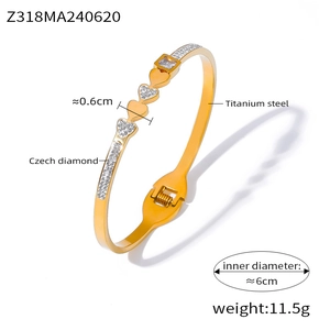 Detailansicht goldener Herz-Armreif aus Titanstahl mit tschechischen Diamanten und Maßen