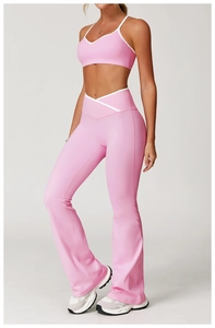 Detail van de roze yogaset met witte contrasterende bies en een hoge overslag taille