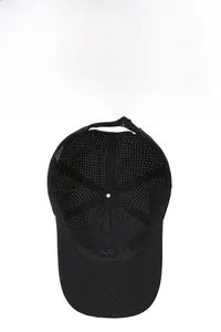 Detail der schwarzen Mesh-Baseballkappe mit atmungsaktiven Löchern und verstellbarer Schnalle