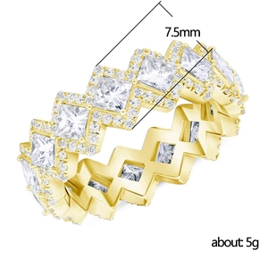 Anillo hip hop dorado de rombos con cristales cuadrados y detalles de pavé brillante