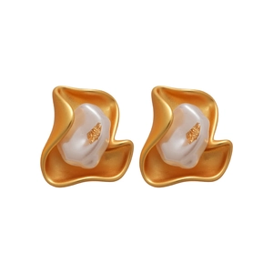 Elegant gold-edged irregular flower pearl earrings with matte gold leaf finish for women