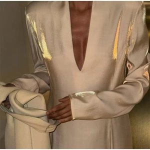 Elegantes champagnerfarbenes Satin-Maxikleid mit V-Ausschnitt und langen Ärmeln
