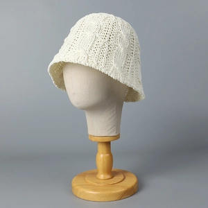 Chapeau bob en maille crème pour femme avec torsades et détails au crochet rétro
